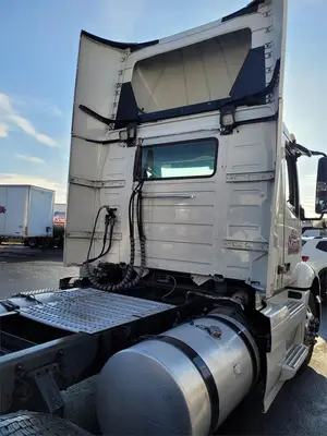 USED 2020 VOLVO VNR64T300