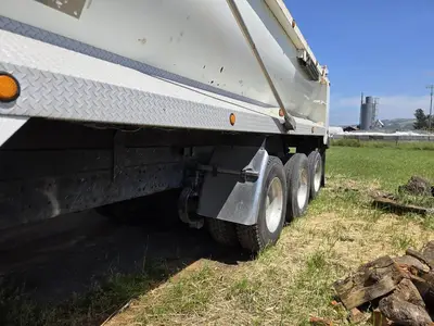 USED 2015 PETERBILT 579