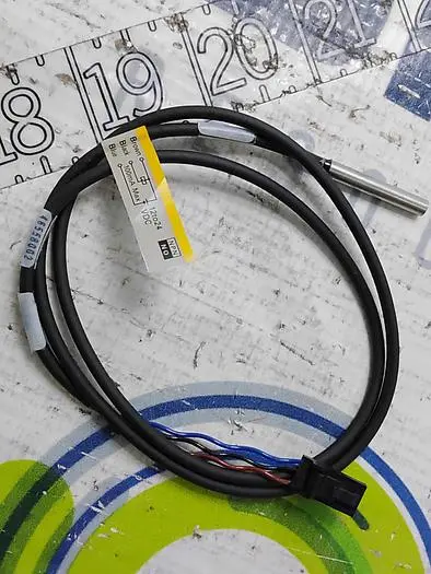 NEW OMRON E2E-CR8C1