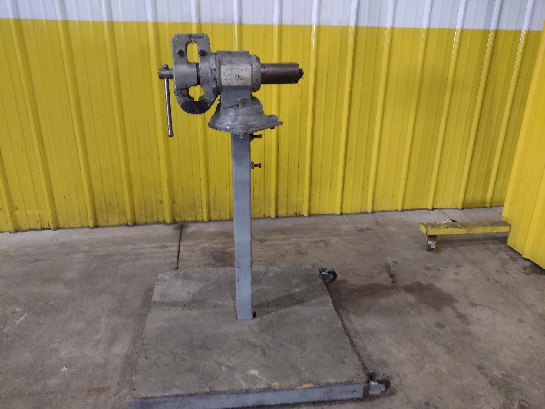 DAYTONA MACHINE VISE ON A MOBILE STAND: STOCK #23135