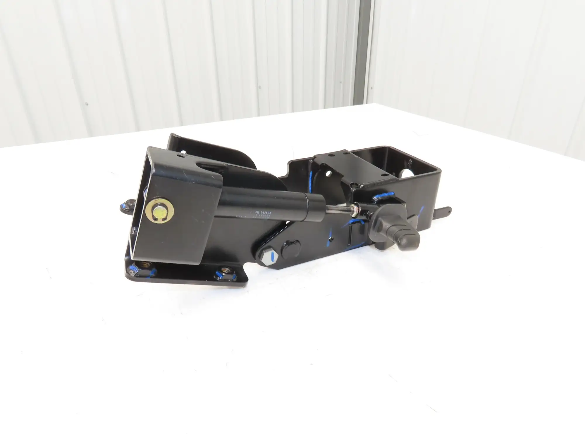 Hyster 8808585 Forklift Steering Column Tilt Bracket Assembly Removed From E80XN