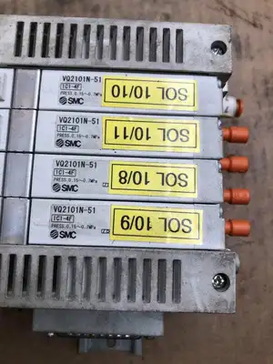 SMC VV5Q21-04N7F82-D8 Solenoid 4 Valve Manifold w/ VQ2101N-51 Single Solenoid