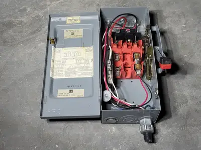 USED SQUARE D CH221N