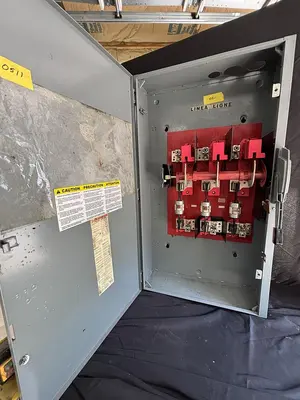 LOT OF VARIOUS ELECTRIC DISCONECTS AND PANAL BOXES
