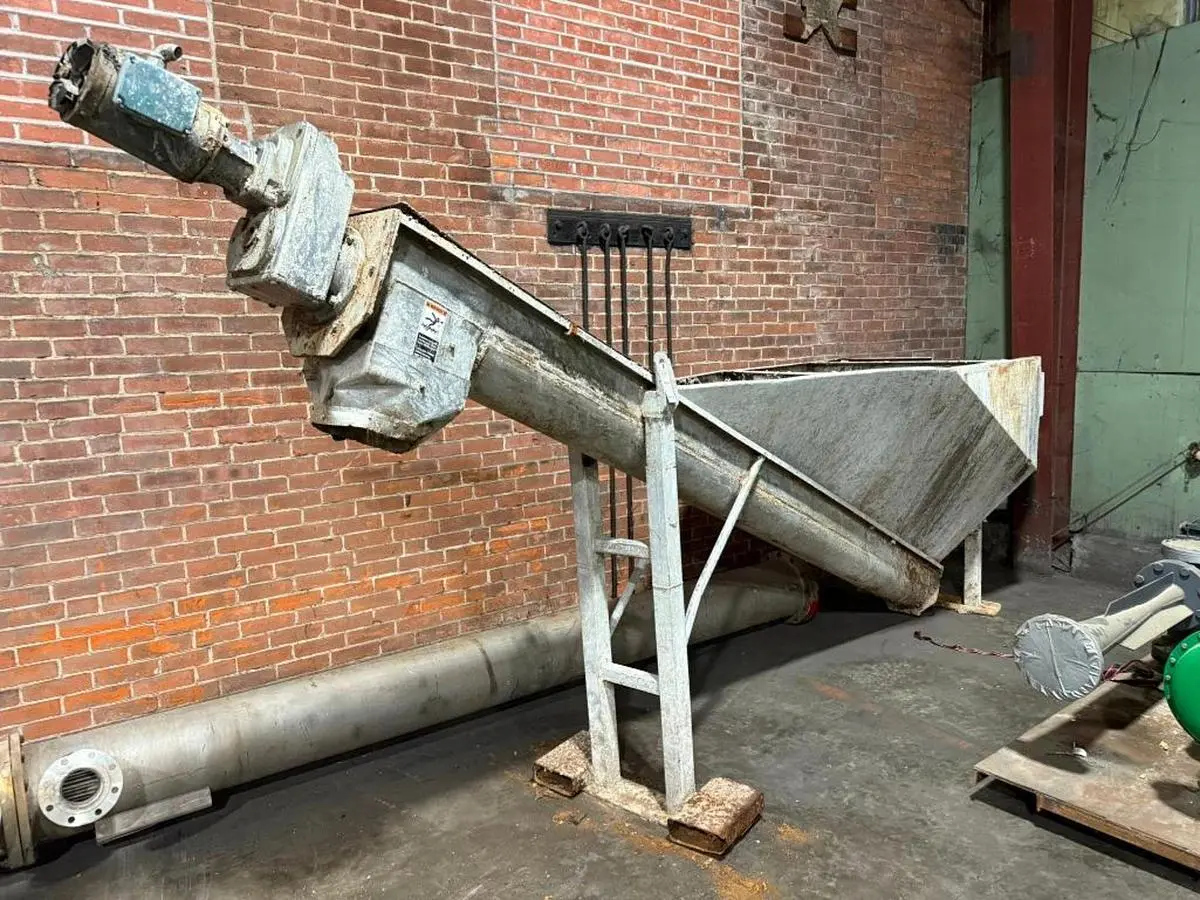 MOBILE INCLINED SCREW AUGER STYLE CONVEYOR