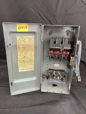 LOT OF VARIOUS ELECTRIC DISCONECTS AND PANAL BOXES