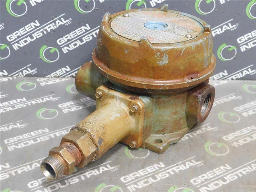 United Electric J120-194 Pressure Switch 15A 480VAC 2000 PSI MWP Used