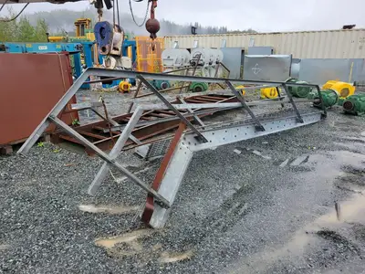 Inclined Step Ladder w/ Handrails