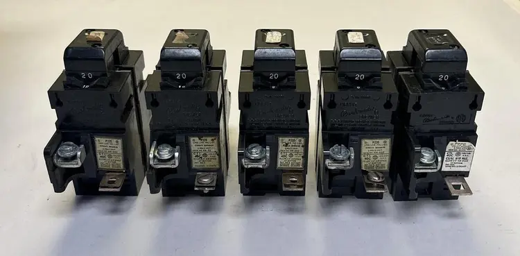 Used BULLDOG ELECTRIC P220 Circuit Breakers | Surplus Asset Holdings #1189174