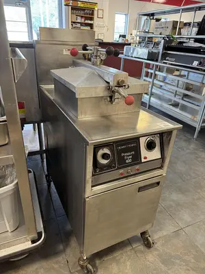 Used HENNY PENNY PRESSURE FRYER 600 NATURAL GAS Cookers / Coolers / Fryers Florida US | BAM Discount Restaurant Equipment #1312062