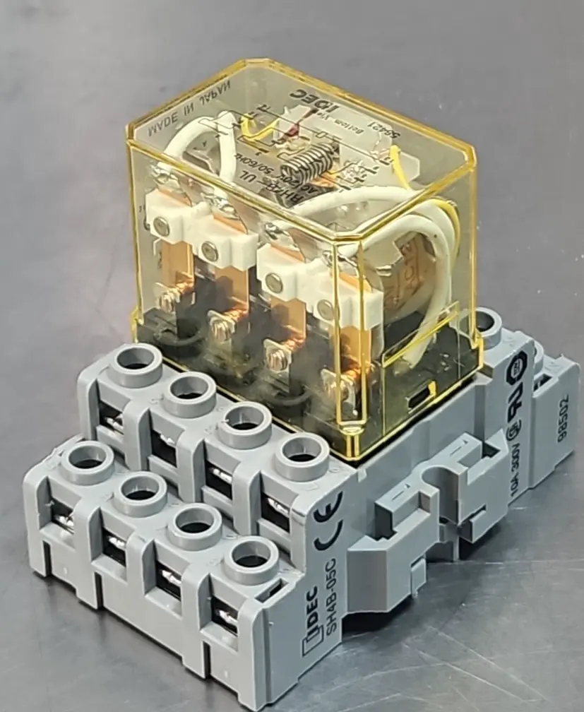 IDEC RH4B-UL + SH4B-05C General Purpose Relay w/ Socket Loc4D46
