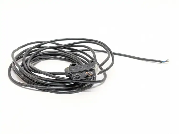 Used BANNER MINI SELF-CONTAINED CONVERGENT-MODE SENSOR Sensors | Maverick Industrial Sales #1098836