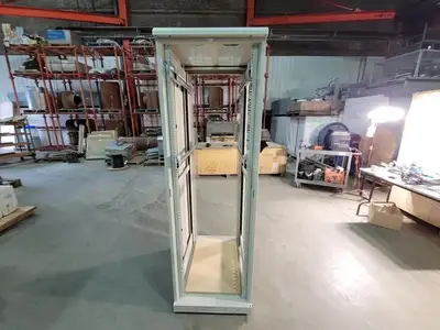 NetShelter SX Server Rack Enclosure 42U White 75"x25"x34"