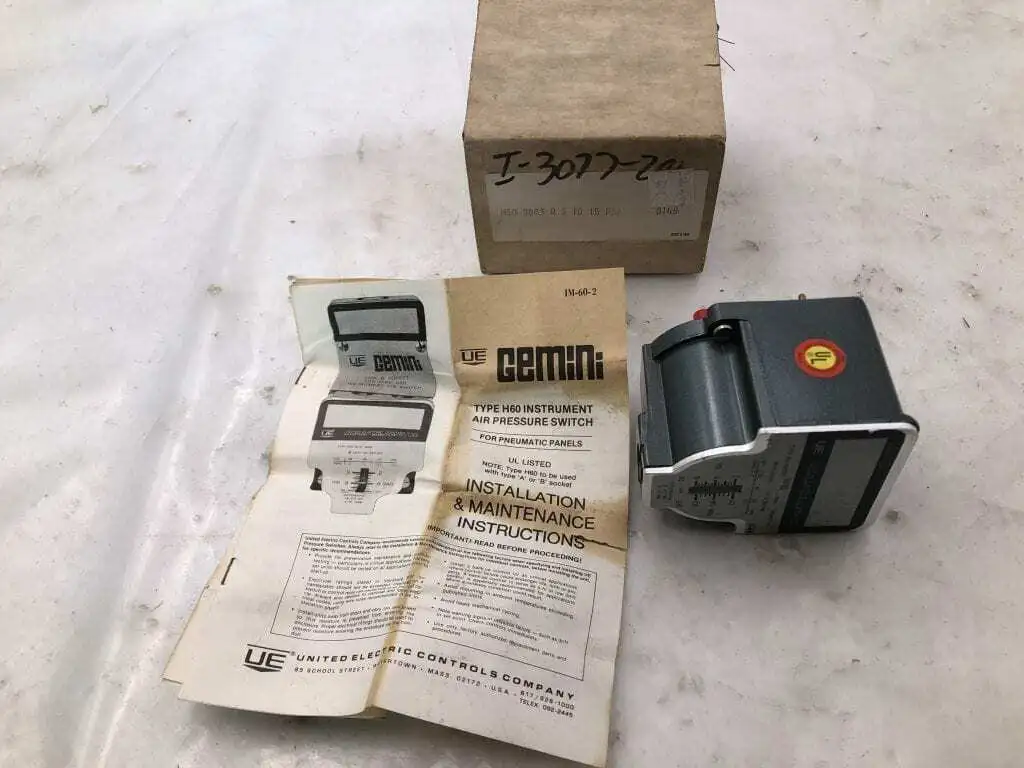 UE Universal Electric 9883 Instrument Pressure Switch 3-30PSI -NIB