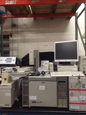 HEWLETT PACKARD 5890 SERIES II PLUS GAS CHROMATOGRAPH