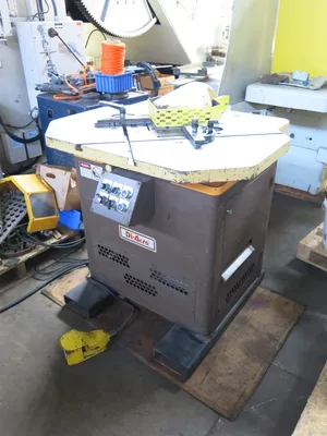Diacro 9″ x 9″ Hydraulic Notcher 10ga Capacity
