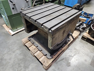 Lot of tables, angle plates and SK 50 toolholders, PRICE FOR LOT
