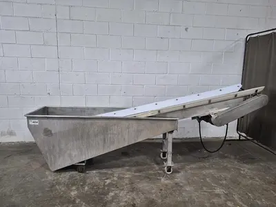 Incline Conveyor with Dump Tank