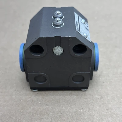 NEW Balluff BNS-819-B02-K08-40-10