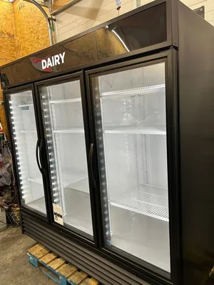 167-0526 True GDM-72-HC-TSL01 78" 3 Glass Door Self Contained Cooler