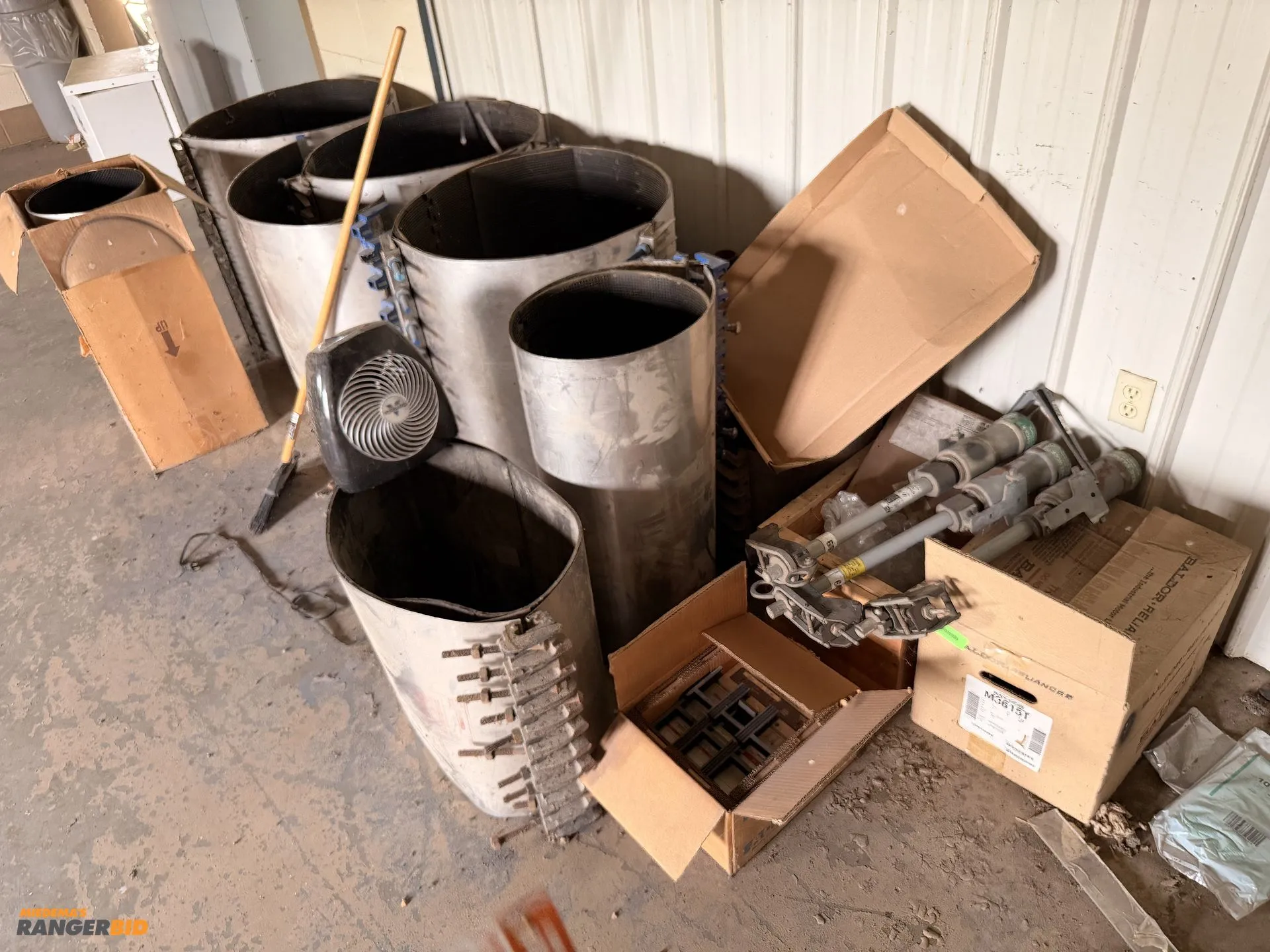 Used LOT INCLUDES GIANT CLAMPS AND MORE. _UNKNOWN_ Clamps Michigan US | Miedema Asset Management Group #1304309