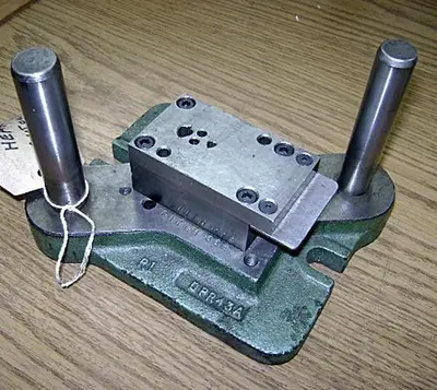 1632-390 Stamping Press Tool And Die To Make Heart With Cutout Heart