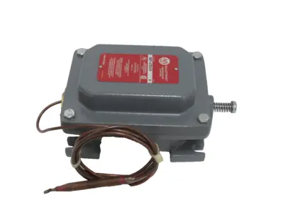 NEW ALLEN BRADLEY 837-A7EX15A TEMPERATURE SWITCH SER.A 200-360F 837A7EX15A