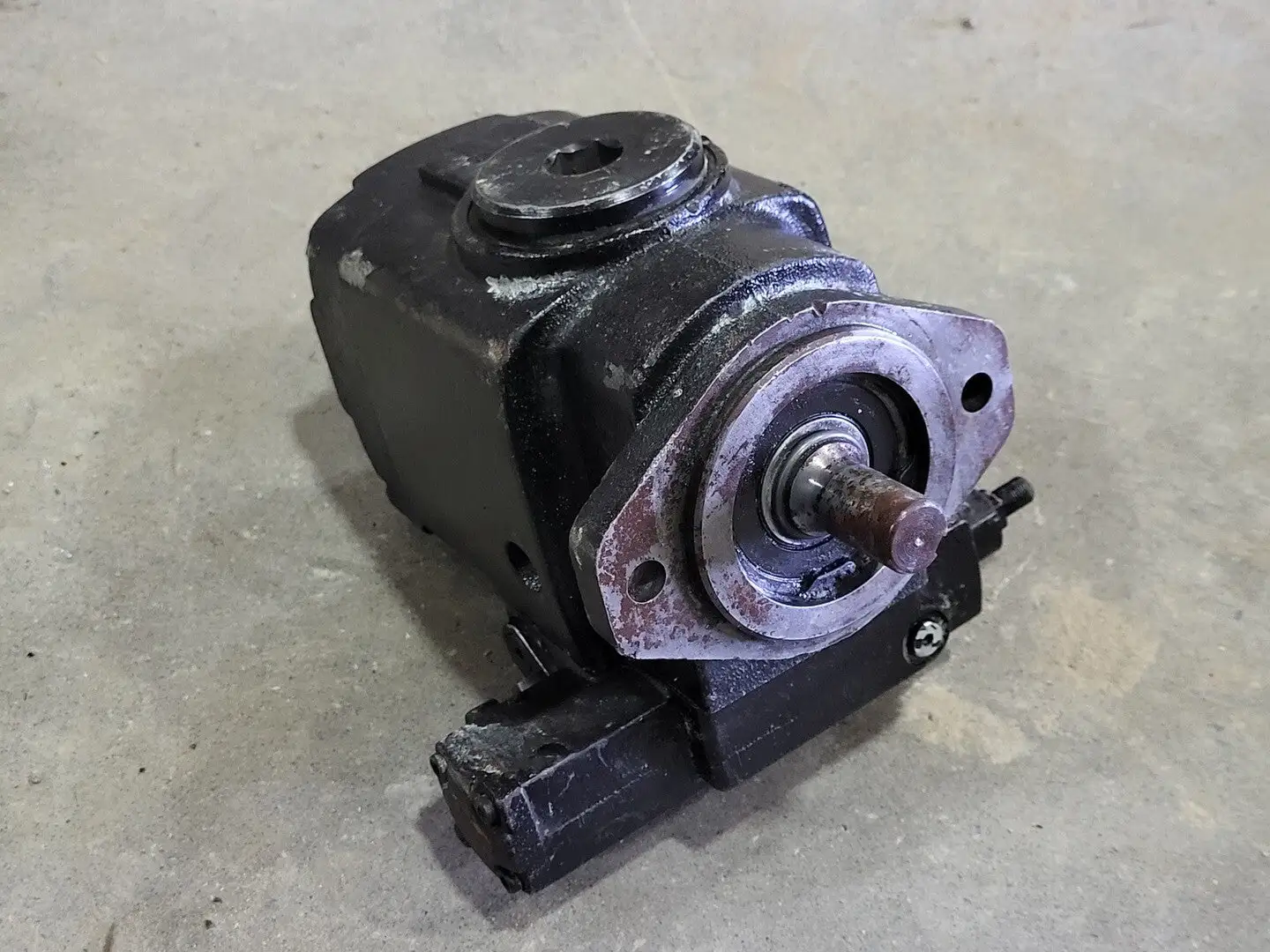 NEW OILGEAR PVWJ-022-A1UV-RSAY-P-1NNSN