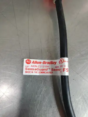 USED Allen-Bradley 440N-Z21S16H SER B SENSAGUARD NO CONTACT SWITCH