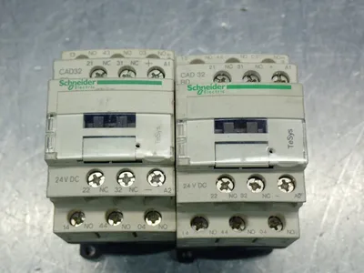 Used SCHNEIDER ELECTRIC CAD32BD Relays & Switches Ohio US | HGR 24 #869690