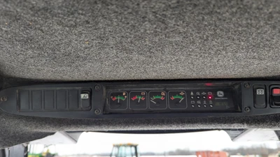 USED 2004 DEERE 240 II