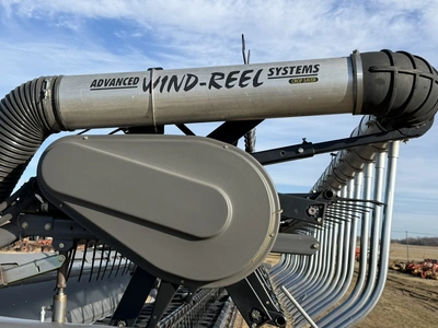 2014 Gleaner model 9250, 35' grain head, shaft driven, Advanced model AWS-2000 wind reel, unit has s...