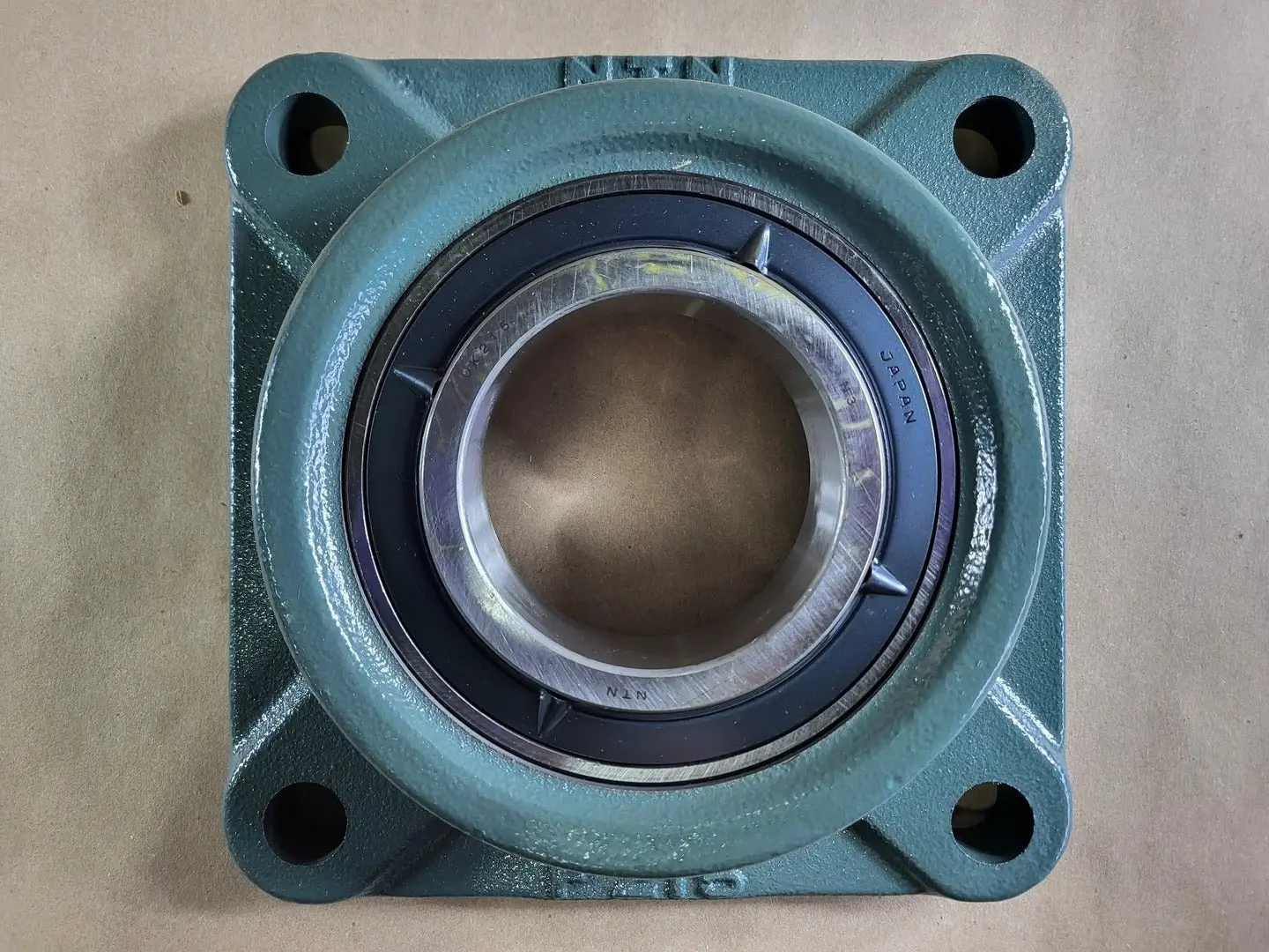 NEW NTN UKF215D1