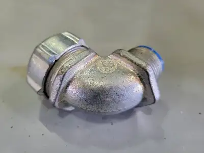 90 Degree 7/8" Conduit and Cable Connector