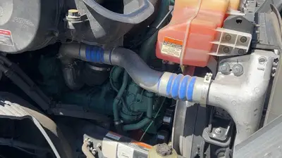 USED 2022 VOLVO VNR42T300
