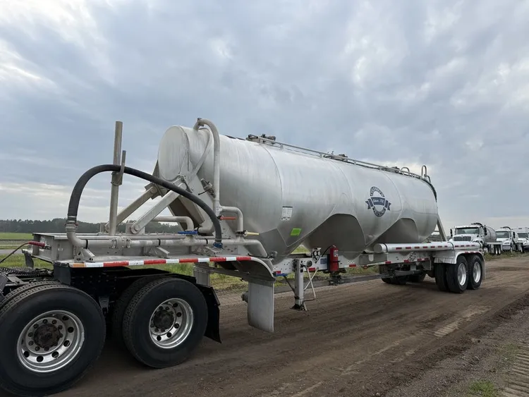 Used 2018 HEIL PNEUMATIC 30 Tanker Trailers Minnesota US | Carco Truck & Equipment #1514073
