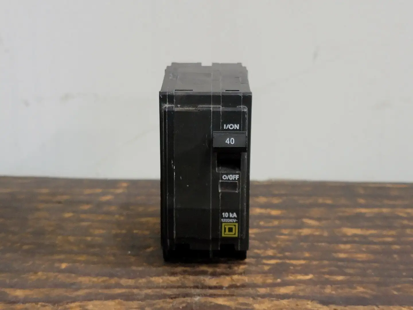 NEW SQUARE D QO240