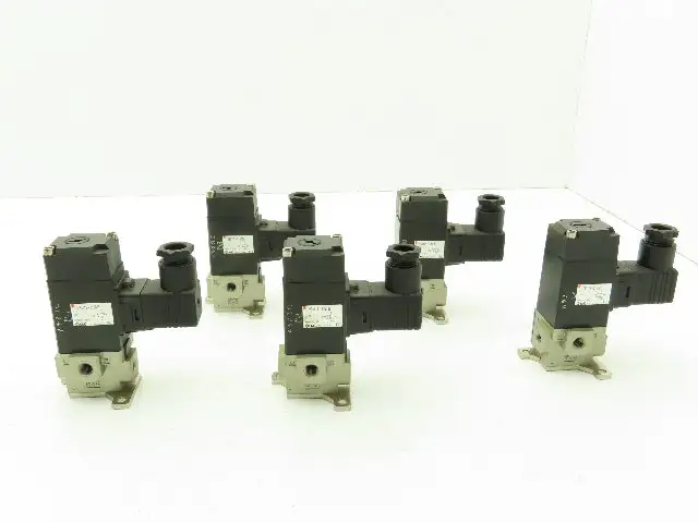 SMC VS3115-015DBL LOT OF 5 SMC VS3115-015DBL 3-Port Solenoid Valves 24 VDC Coil