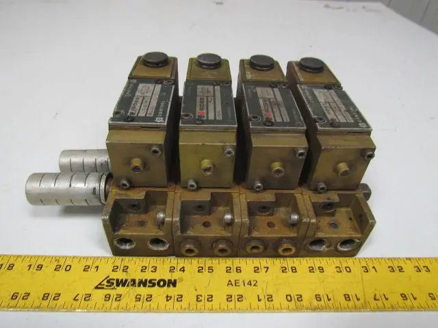 Ross W7076A2331 Pneumatic valve w/subplate used lot of 4