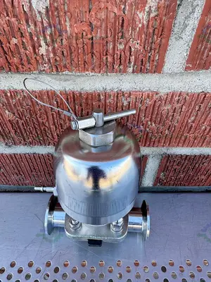 USED GEMU 9650 STAINLESS STEEL PNEUMATIC DIAPHRAGM VALVE WITH/ 1" SANITARY FITTING