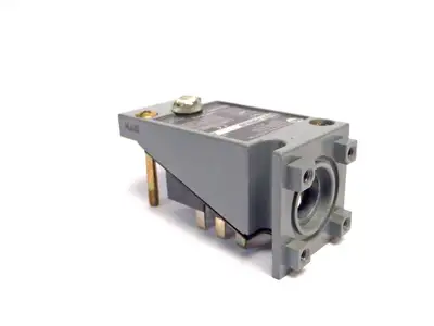 USED ALLEN BRADLEY OIL-TIGHT LIMIT SWITCH TOP BODY ONLY TYPE 4,6P