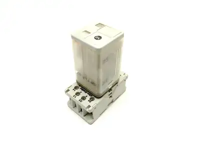700-HN200,700-HA32Z24 | Allen Bradley 700-HA32Z24 Ser. C Ice Cube Relay w/ 700-HN200 Ser. C  Base Socket - Used