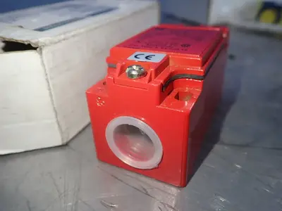 NEW TELEMECANIQUE XCS B703