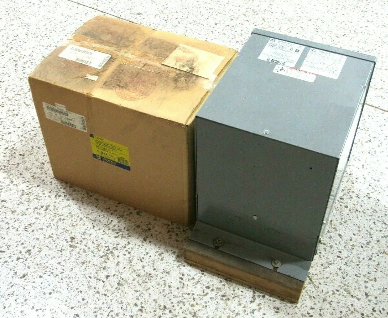NEW SQUARE D 10S67F TRANSFORMER PRI 220x440V SEC 110/120V