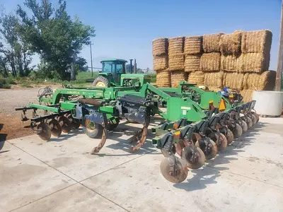 USED JOHN DEERE 2700