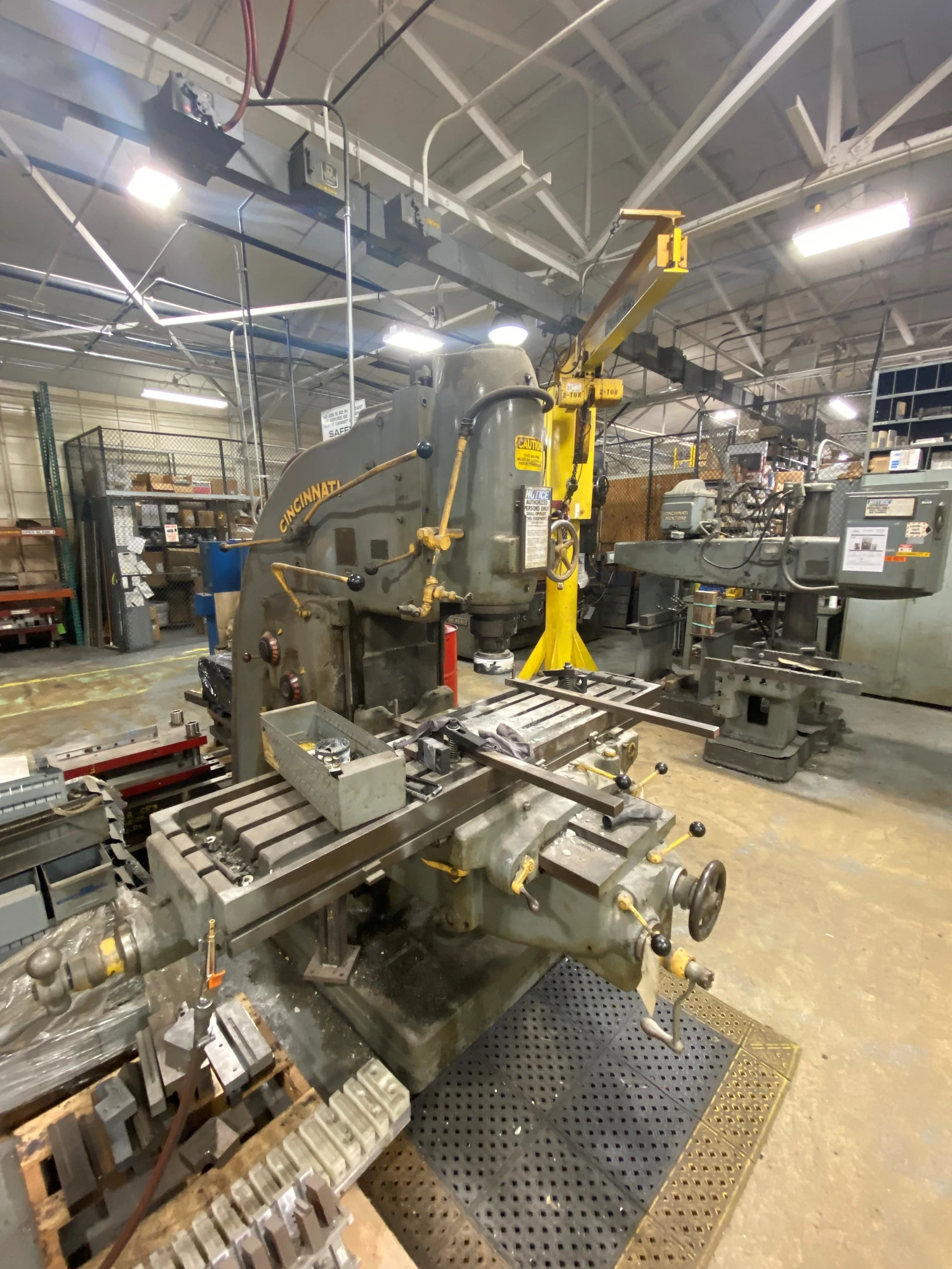 USED CINCINNATI #3 DTHS VERTICAL MILL