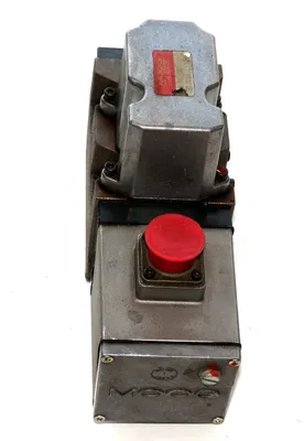 USED MOOG MODEL: J661-124 SERVO VALVE J661124