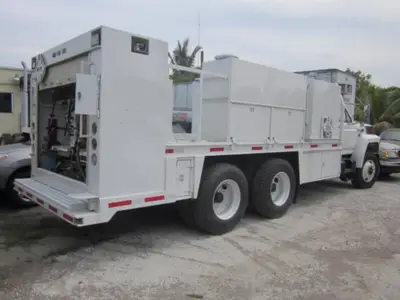 Used FORD F-900 COMMERCIAL LUBE TRUCK Fuel & Lube Trucks Florida US | USA Transequipment #1542593