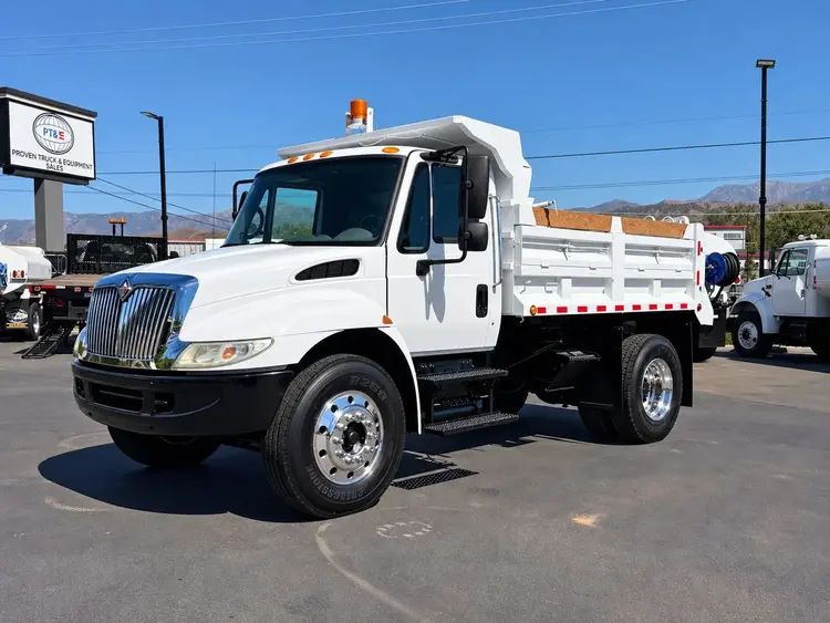 Used 2003 INTERNATIONAL 4300 Box trucks California US | Lillo Machinery #1542381