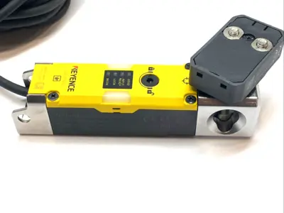 USED KEYENCE SAFETY INTERLOCK SWITCH POWER-TO-RELEASE NPN IP69K